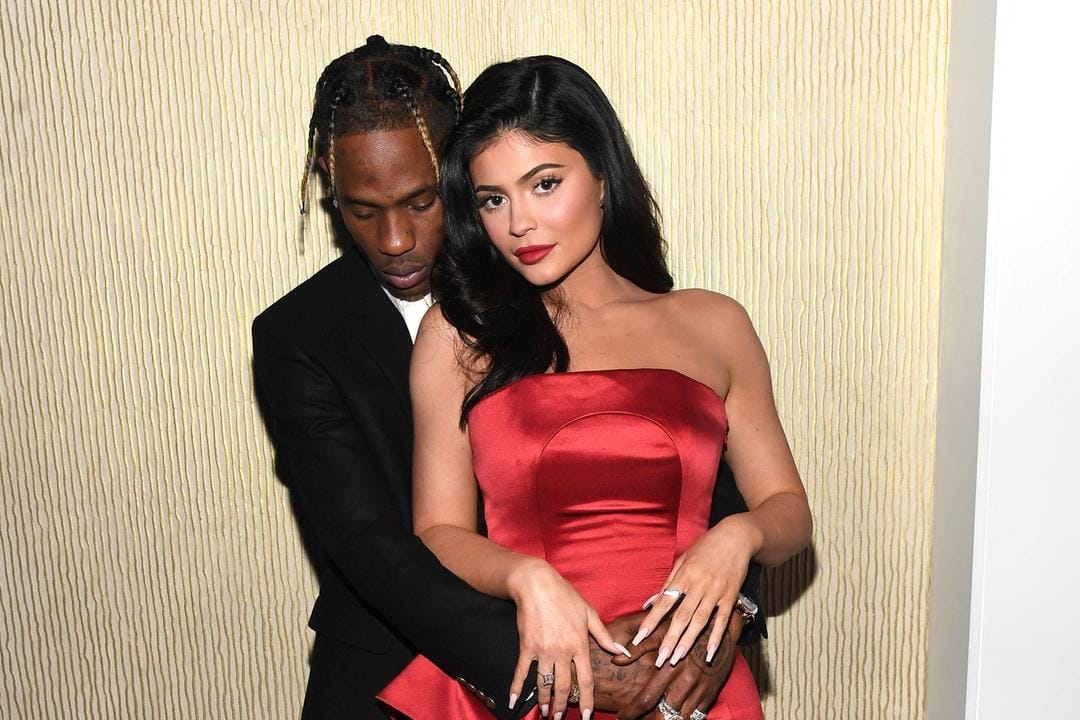 10 Gaya Kylie Jenner & Travis Scott, Mesranya Bikin Panas Dingin!