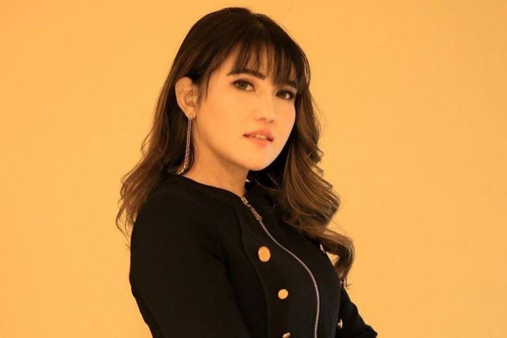 Ayu Tenan, Yuk Intip Potret Seleb Berdarah Surabaya!