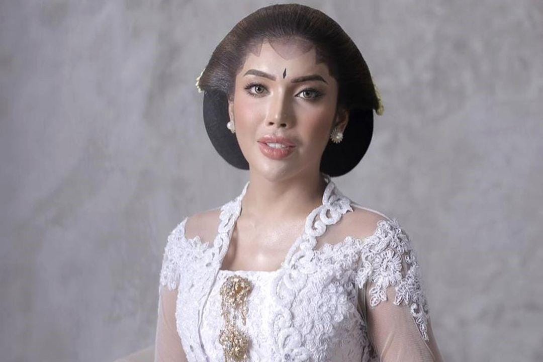Gaya Sensual Millen Cyrus Pakai 'Busana Pengantin', Siap Menikah?