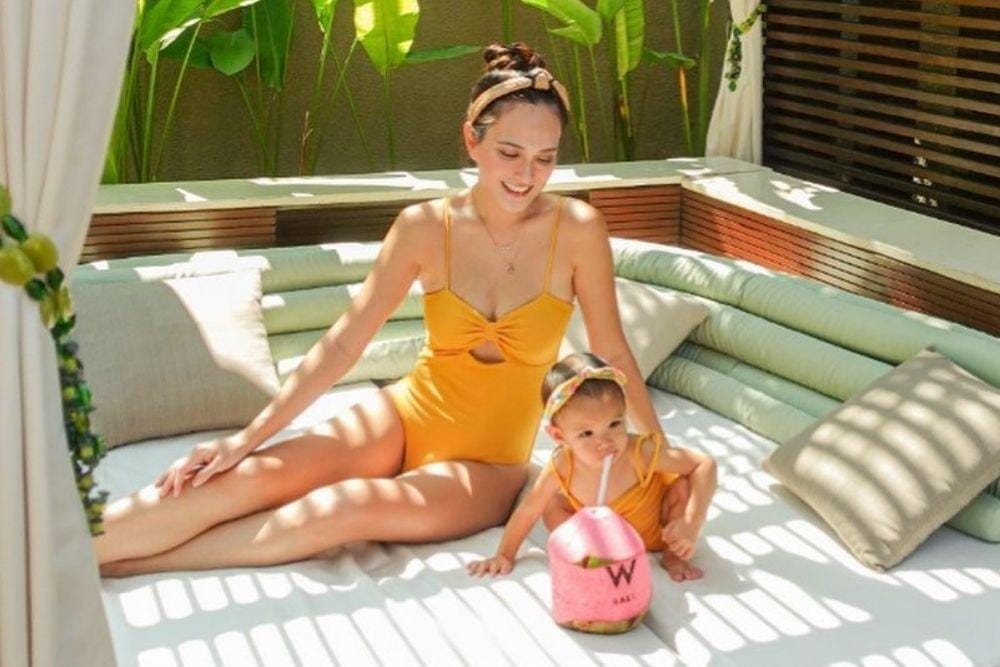 10 Potret Seksi Shandy Aulia Momong Anak, Hot Mama!