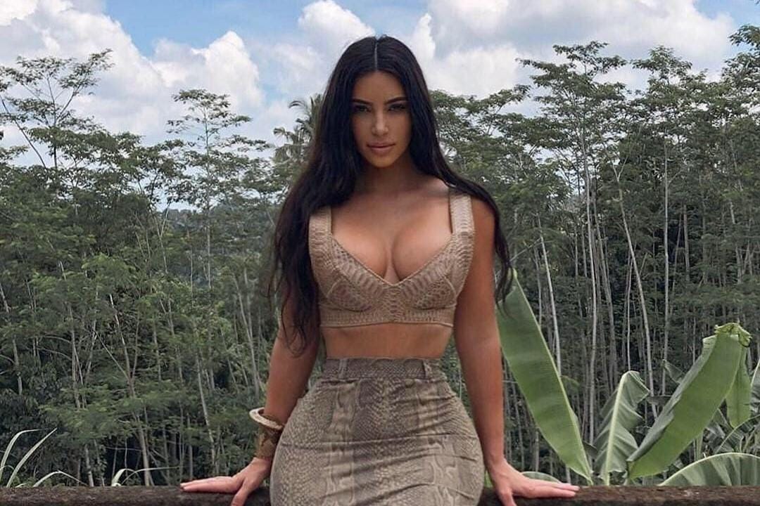 Deretan Artis Hollywood yang Pamer Gaya Seksi saat Liburan di Bali