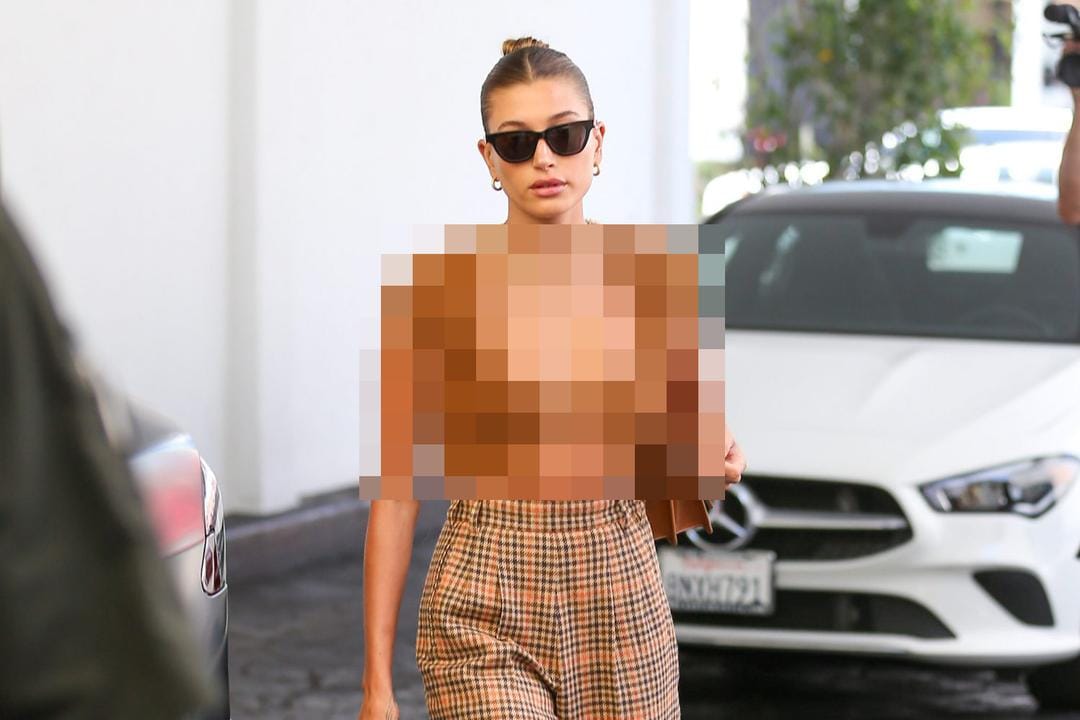 Mini Banget! Baju Hailey Bieber Kelewat Seksi
