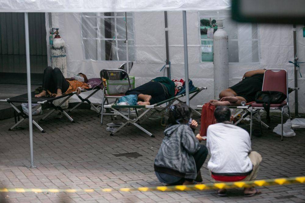 Sejumlah pasien menjalani perawatan di tenda barak yang dijadikan ruang IGD RSUP Dr Sardjito, Sleman, Minggu (4/7/2021). (ANTARA FOTO/Hendra Nurdiyansyah)