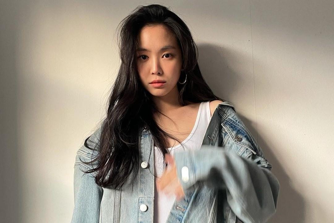 Jadi Lawan Main Kim Bum, Begini Gaya Modis Naeun Apink