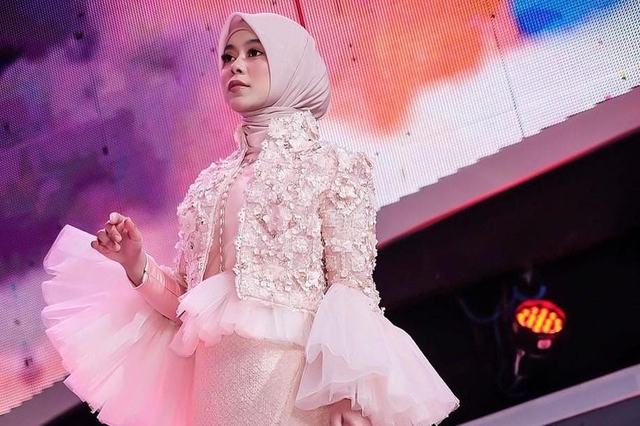 Gaya Glamor Lesty Kejora, Nggak Kalah Mewah dari Kado untuk Kekasih