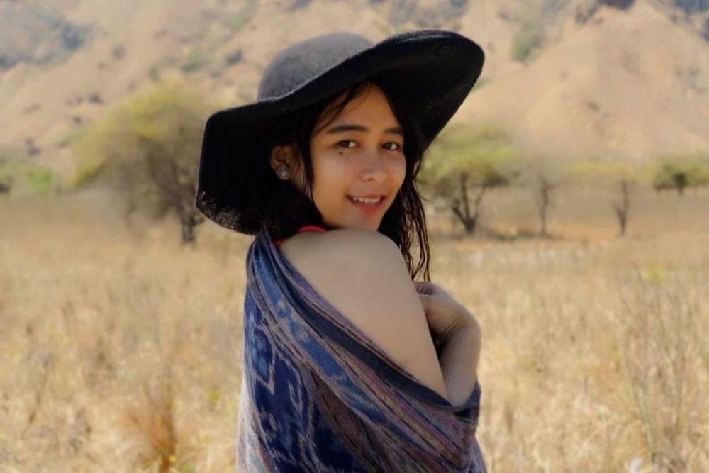 7 Potret Adik Ayu Ting Ting yang Nggak Kalah Seksi