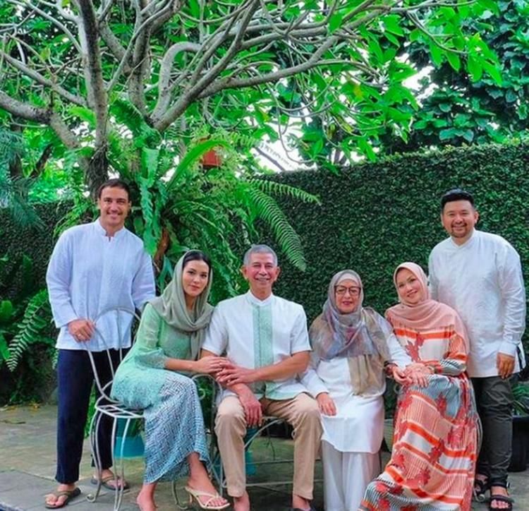 Instagram.com/_yourraisa