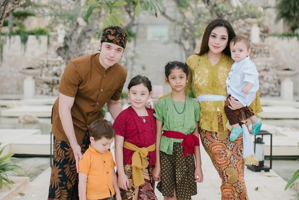 10 Artis Wanita yang Punya Banyak Anak dari Suami Berbeda