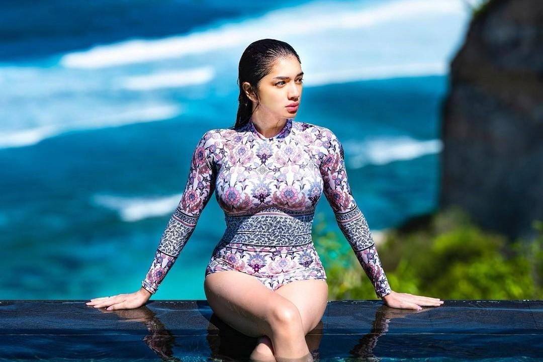 Gaya Seksi Angel Karamoy saat Liburan, Banyak Pose 'Menantang'