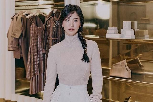 Deretan Bukti Song Hye Kyo Miliki Gaya Kekinian Layaknya ABG