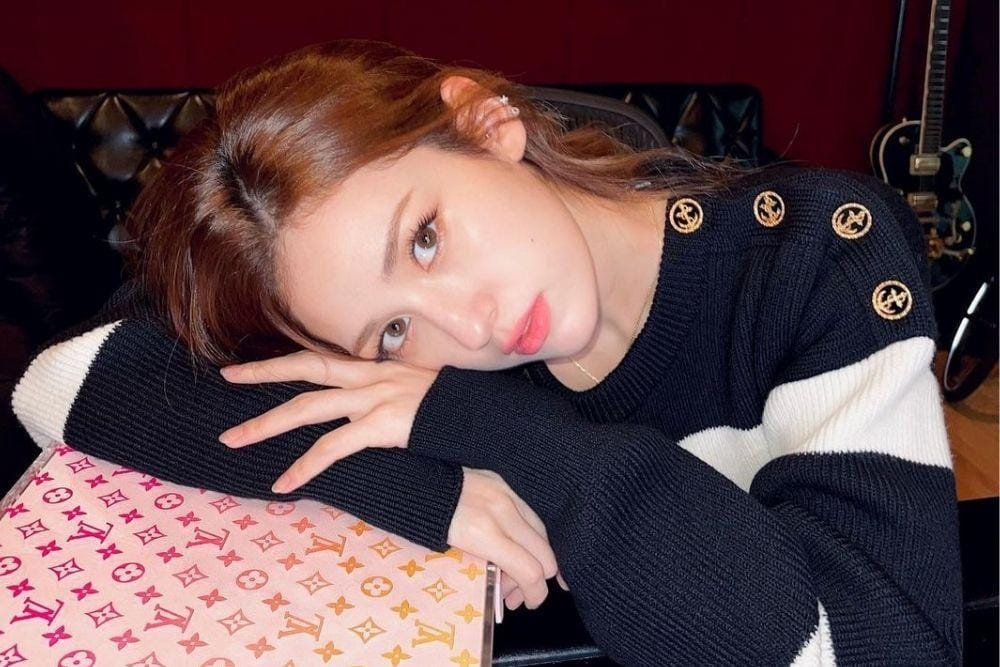 7 Potret Jeon Somi, Idol KPop Blasteran Kanada