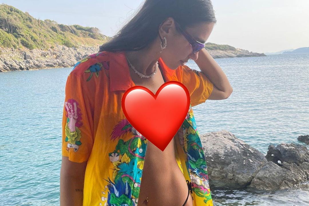 Pamer Bikini, OOTD Dua Lipa Seksi Maksimal!