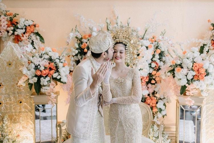 Lepas Status Duda, 10 Foto Pernikahan Bryan Mckenzie & Faradilla Yoshi