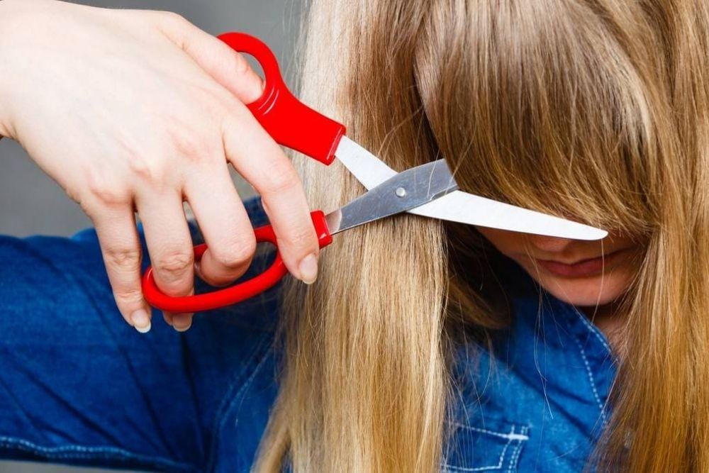 Cara Memotong Poni Sendiri di Rumah/ gettotext.com