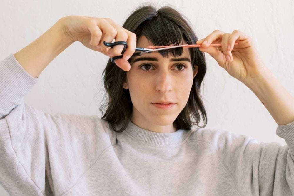 Cara Memotong Poni Sendiri di Rumah/ byrdie.com