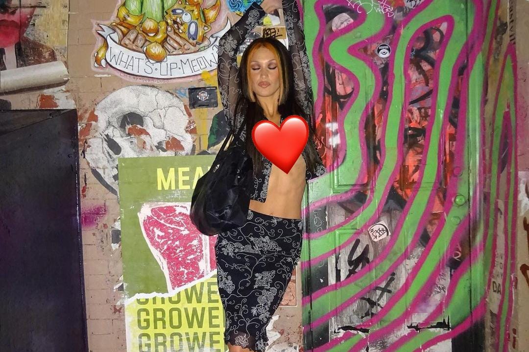 Astaga! Pose Angkat Tangan Bella Hadid Lupa Bajunya Tembus Pandang