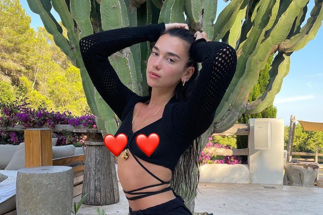 Baju Dua Lipa Bolong-bolong, Astaga Nyeplak!