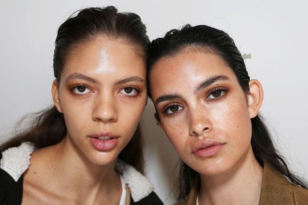 Tips Makeup Awet Untuk Kulit Wajah Berminyak / marieclaire.com