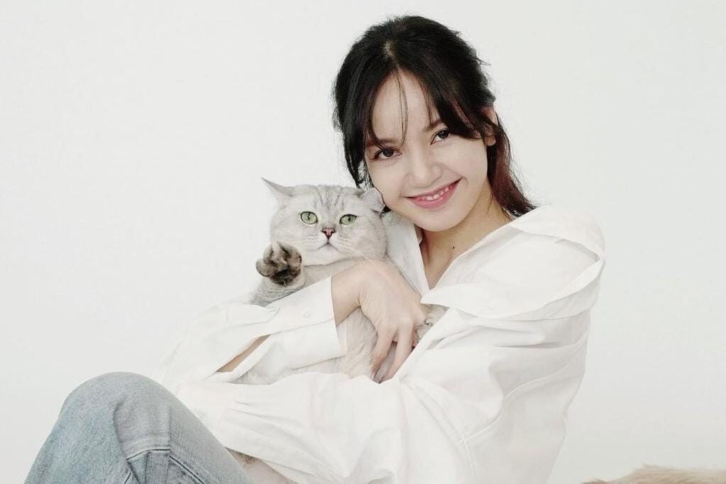 Gaya Para Artis dengan Kucing Perliharaan, Gemas Maksimal!