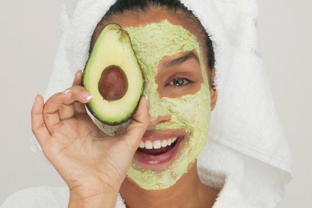 Cara Membuat Masker Alpukat dan Manfaatnya/ byrdie.com