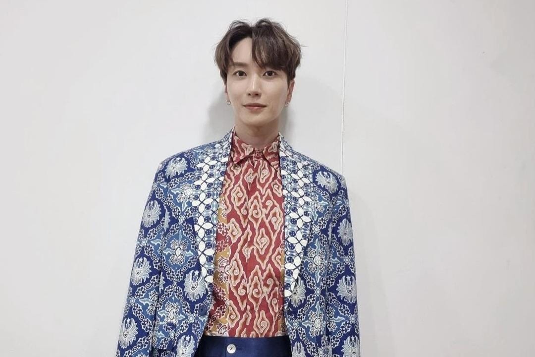 Gaya 'Melokal' Para Artis Korea, Pakai Batik hingga Sandal Jepit