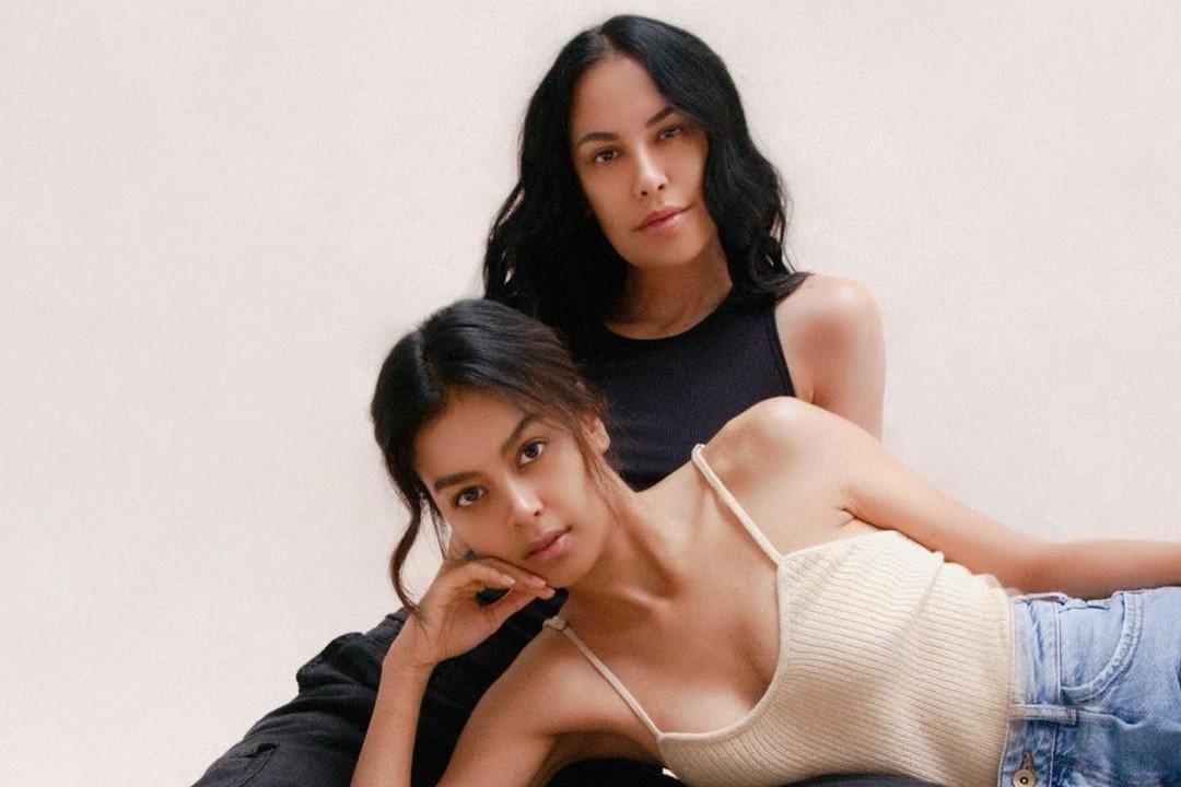 Gaya Kompak Sophia Latjuba dan Eva Celia, Layaknya Saudara Kembar!