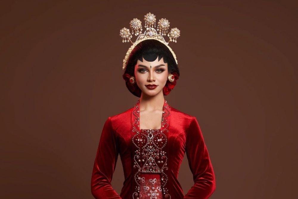 Gaya 'Mahal' Para Artis Indonesia Pakai Kebaya Merah, Manglingi!