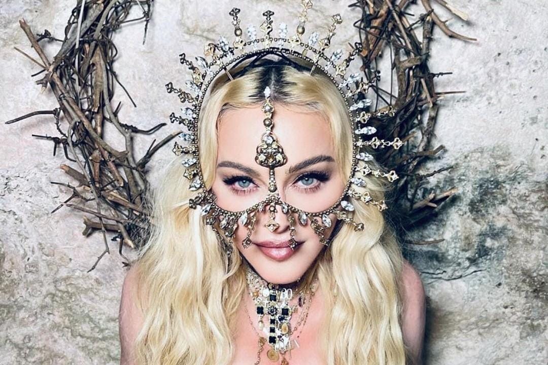 Para Artis Hollywood yang Gunakan Aksesori Rancangan Rinaldy Yunardi