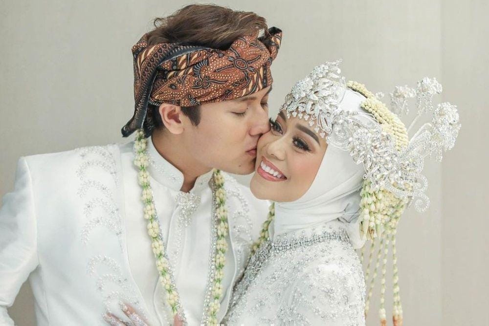Riasan Detail Lesty Kejora Saat Resmi Dipersunting Rizky Billar