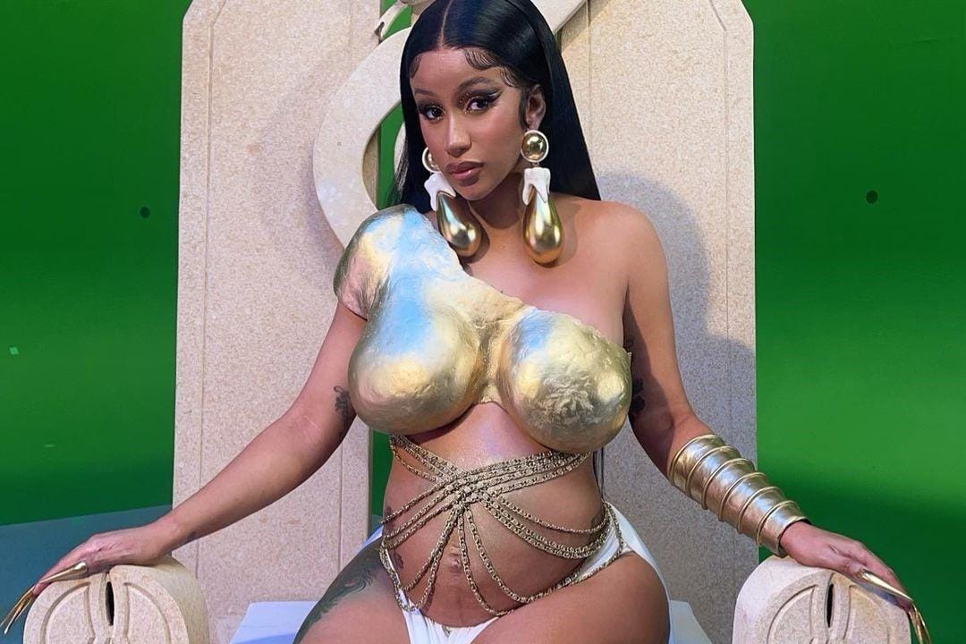 Gaya Seksi Cardi B Pakai Baju Ketat, Hobi Bikin Salah Fokus