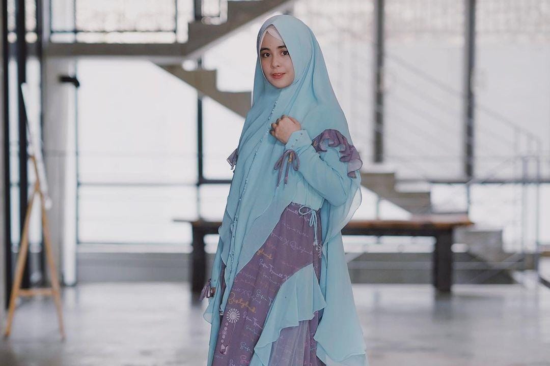 Rumor Bercerai, Gaya Hijab Terkini Risty Tagor Ikut Mencuri Perhatian