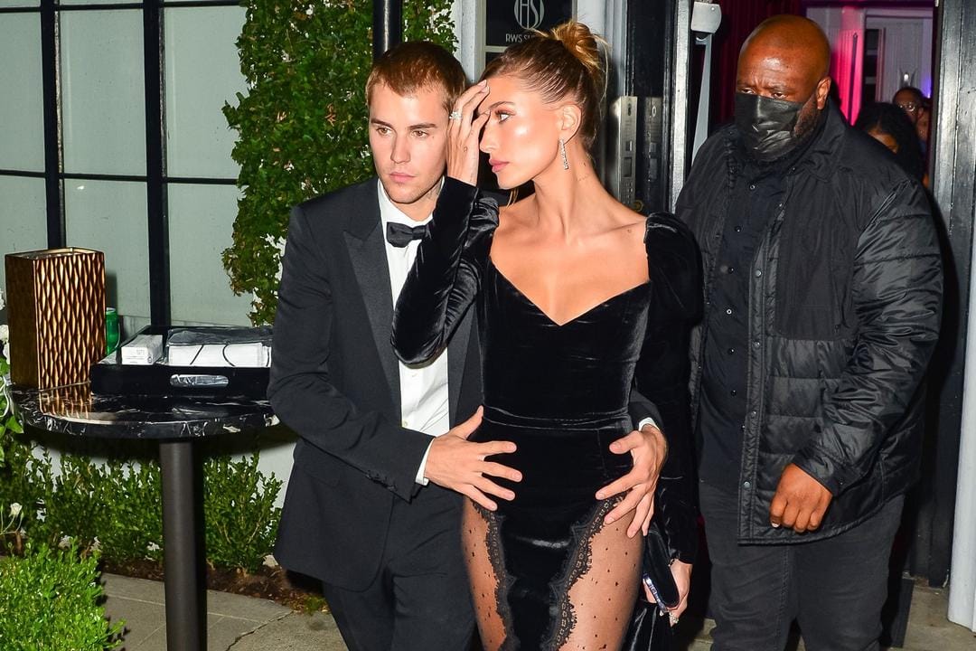 Deretan Pakaian Kencan Hailey Bieber yang Dinilai Terlalu Seksi