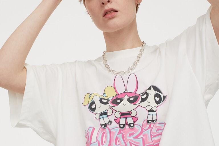 #PopbelaOOTD: Deretan Kaus Putih Modis di Bawah 300 Ribu