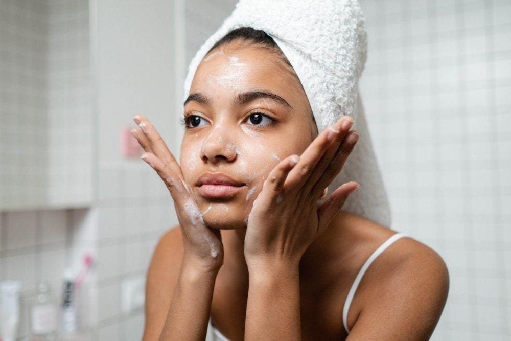 tips double cleansing untuk kulit berjerawat/ timesnownews.com