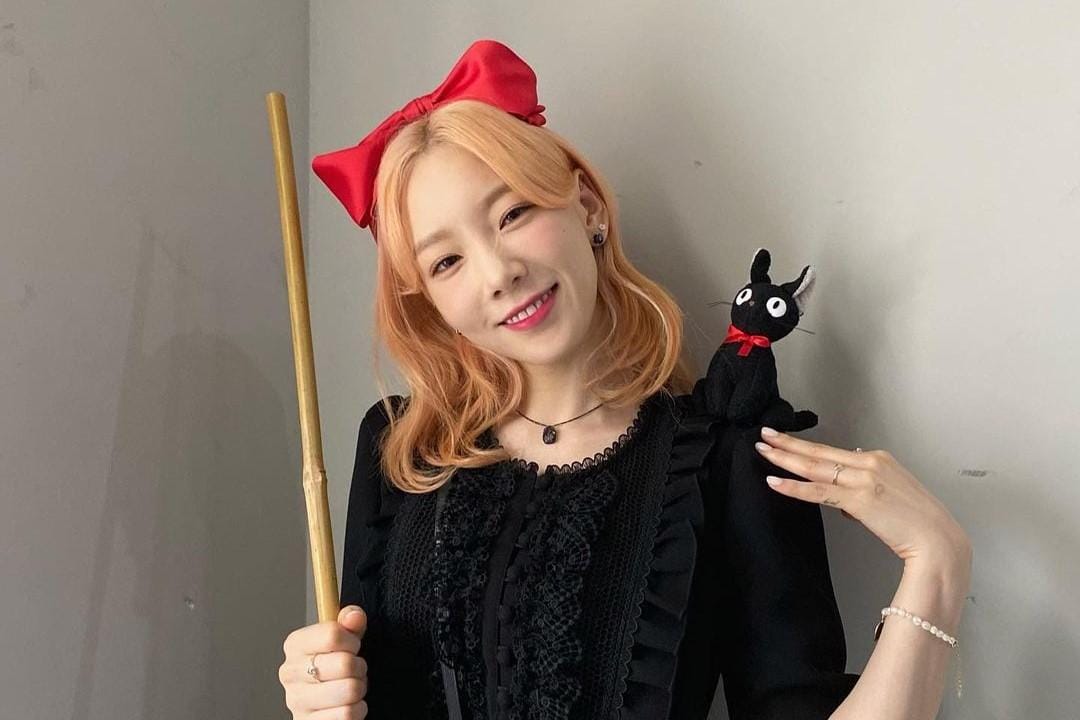 Gaya Nyentrik Taeyeon di Acara Amazing Saturday, Totalitas Tampil Beda
