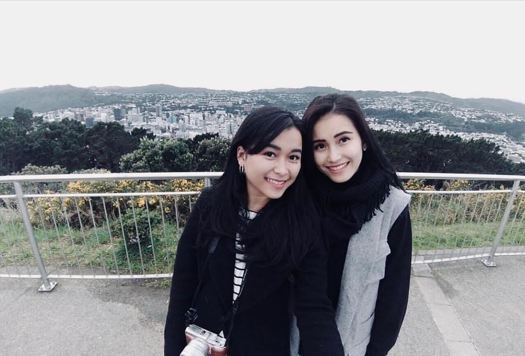 Sering Disorot Netizen, Begini Gaya Riasan Ayu Ting Ting vs Adiknya