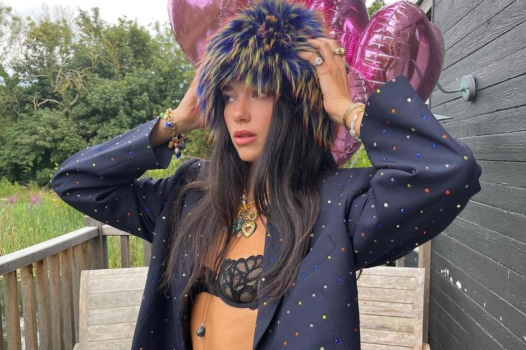 Rayakan Umur Baru, Dua Lipa Sebarkan Gaya Seksi di Media Sosial