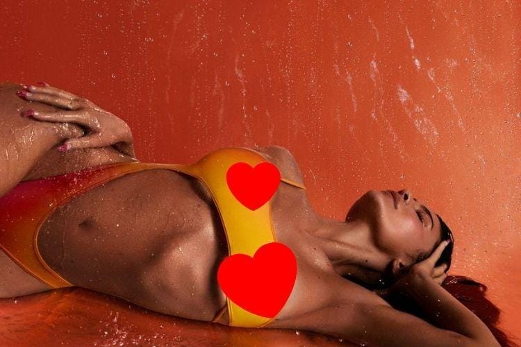 Kylie Jenner Pose Seksi Sambil 'Kehujanan', Buat Apa?
