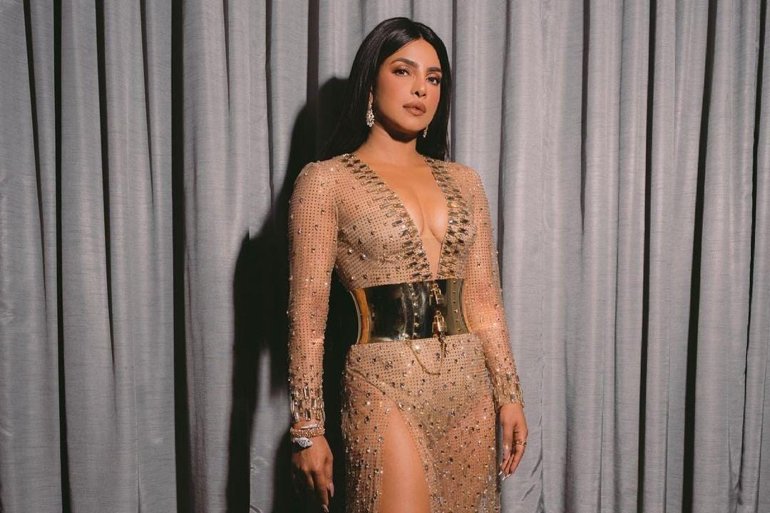 Gaya Terkini Ratu Bollywood Era 2000-an, Makin Seksi di Usia 'Matang'