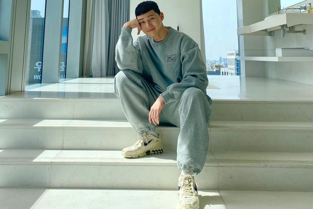 Deretan Gaya Keren Park Seo Joon dengan Koleksi Sneakers-nya