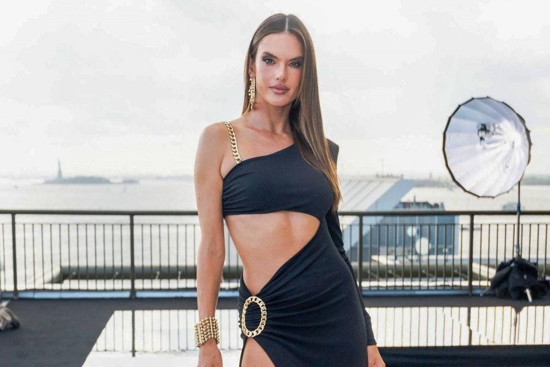 10 Gaya Seleb yang Pede Tampil Seksi di New York Fashion Week