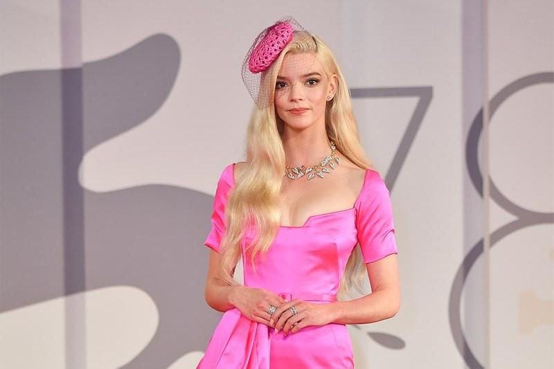 Gaya Elegan Anya Taylor-Joy, Aktris yang Dijuluki 'Boneka Barbie'