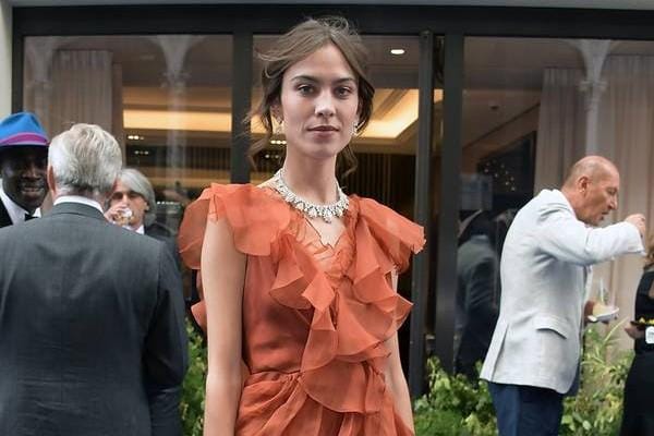 Bukan Penari, Artis Hollywood Ini Ketahuan Pakai Sepatu Ballerina