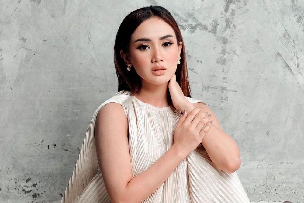 Intip Pesona Perempuan yang Dekat dengan Indra Bruggman