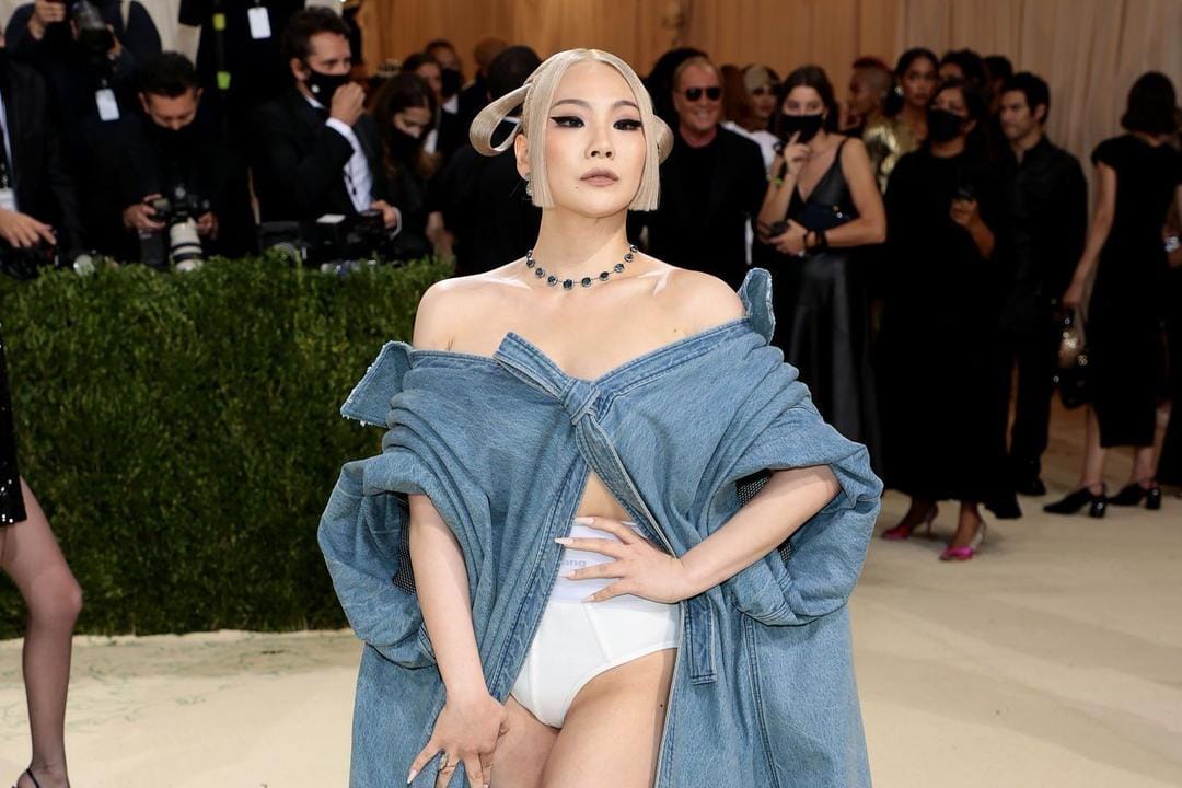 16 Gaya Seleb yang 'Debut' Hadiri Met Gala, Rosé hingga Billie Eilish