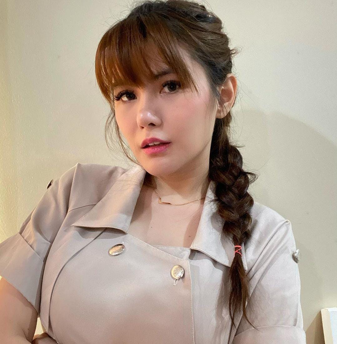 instagram.com/angelalee87