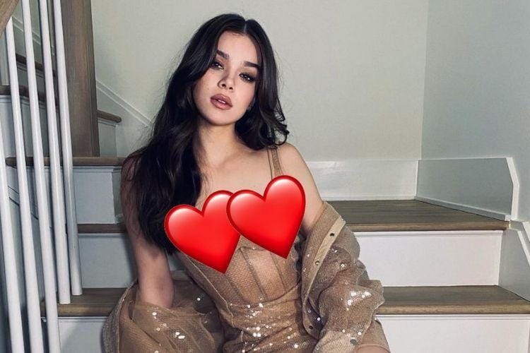 Gaya Seksi Hailee Steinfeld Sebelum Bikin Pangling di Met Gala