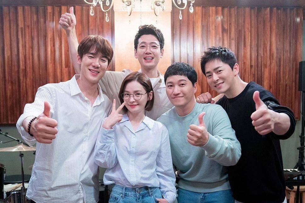 Mengenang Gaya Kompak 5 Dokter Kece di Drama Korea Hospital Playlist