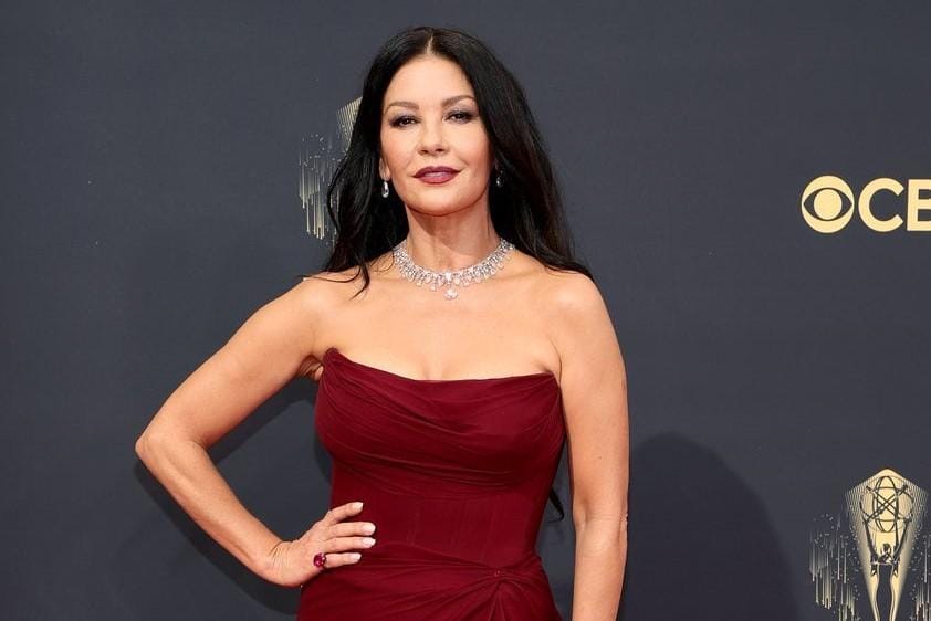 10 Seleb Hollywood dengan Gaun Paling Seksi di  Emmy Awards 2021