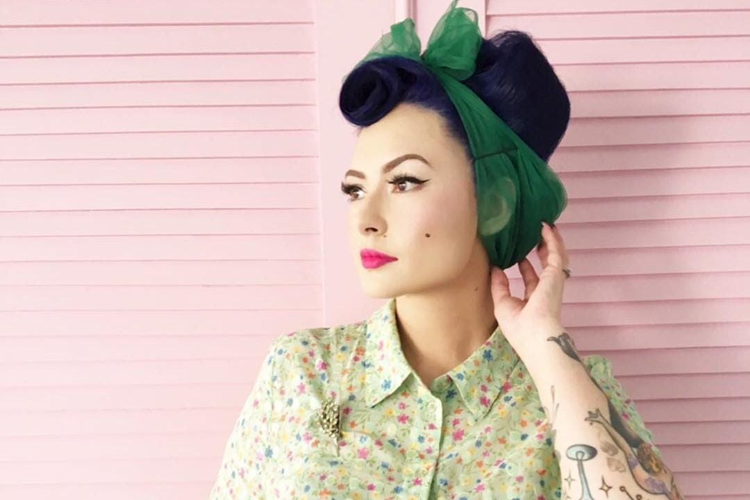 Gaya Claudia Adinda, Istri Derby Romero yang Suka Tampil Vintage
